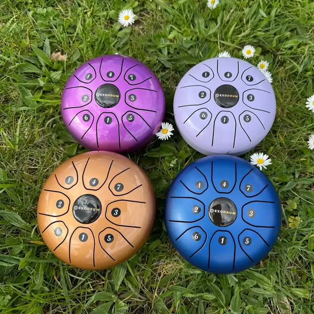 Quatre tongue drums Exodrum Junior posés dans l’herbe